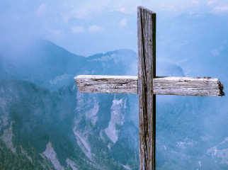 cruz con montañas de fondo